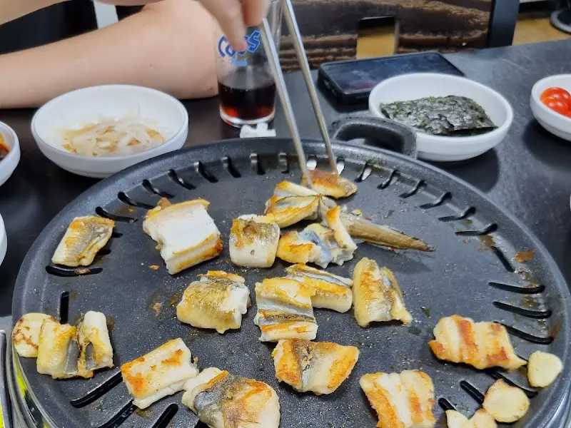 숯불 위에서 구워지는 붕장어