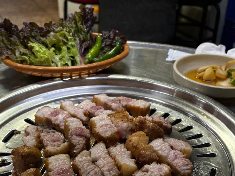 스테이크 삼겹살과 밑반찬 세팅 사진