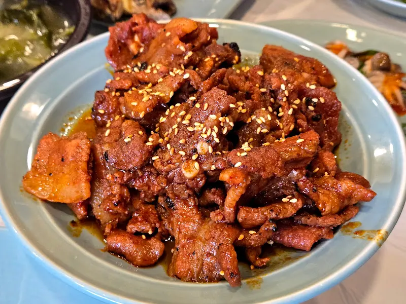 윤기가 자르르 흐르는 돼지불백