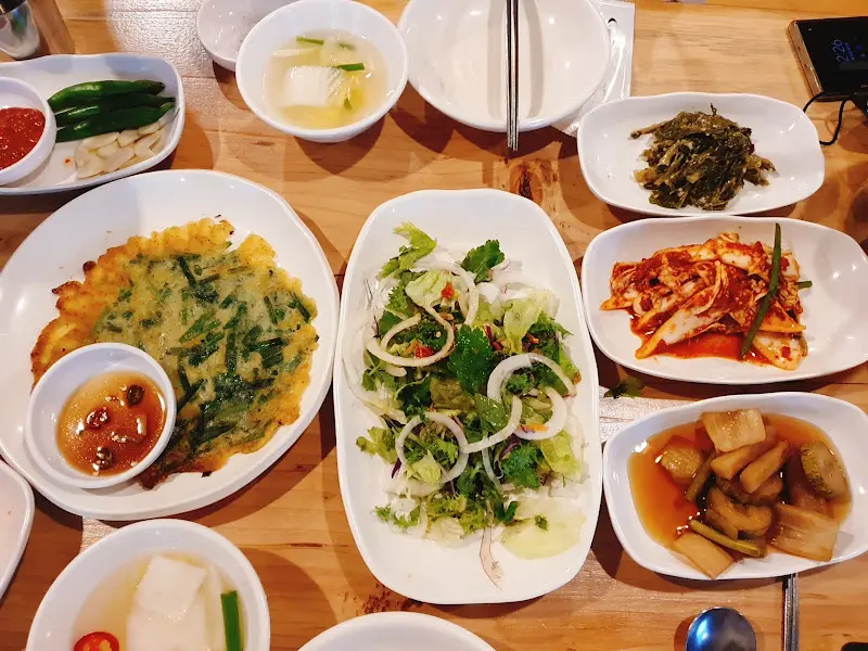 푸짐하게 차려진 밑반찬