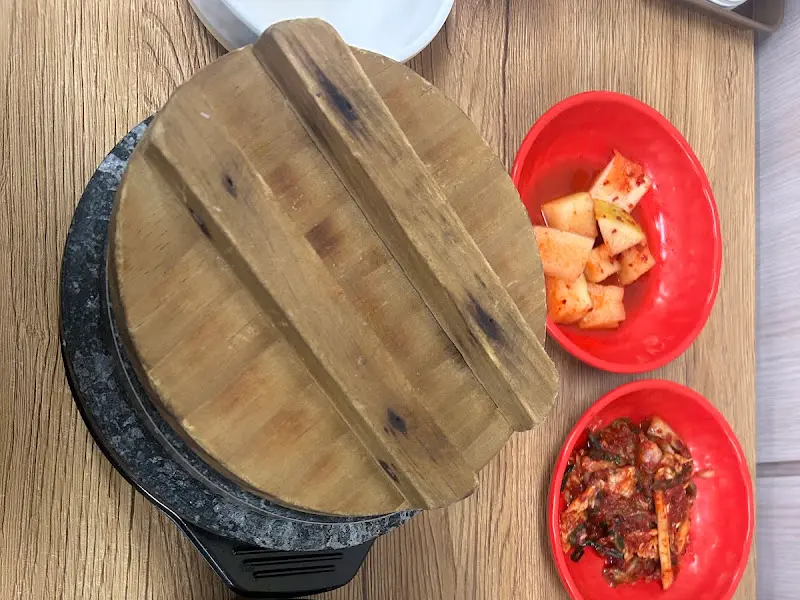 돌솥밥과 깍두기, 김치