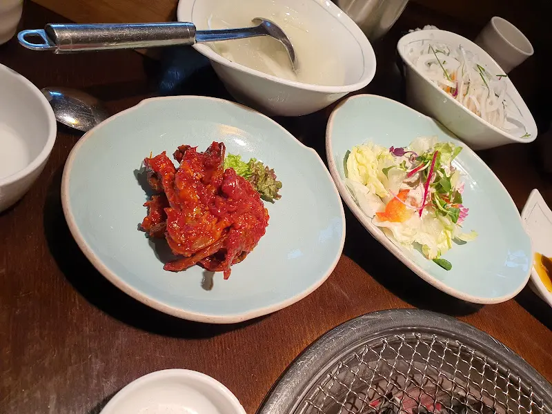 정갈하게 담겨 나온 밑반찬