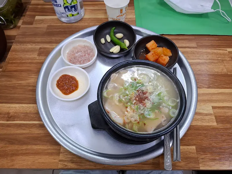 돼지국밥 한상차림