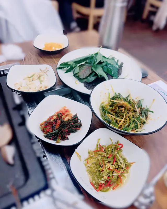 다채로운 쌈 채소와 곁들임 반찬