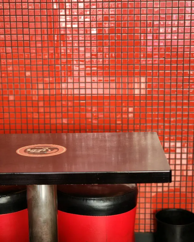 강렬한 붉은 색 타일 벽