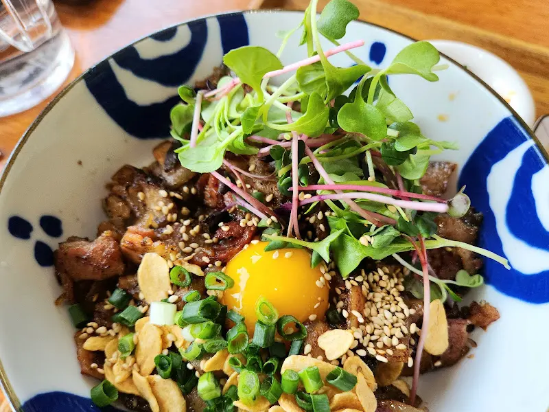 가지튀김고기덮밥 근접샷