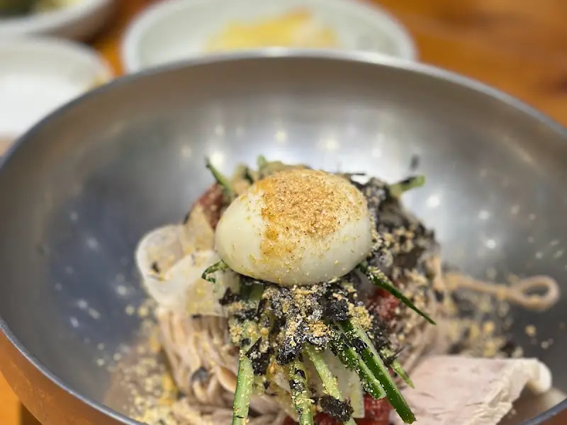 가자미회무침이 듬뿍 올라간 회비빔막국수