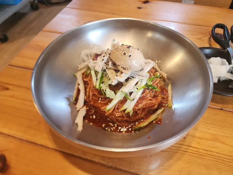 보기만 해도 군침이 도는 비빔밀면