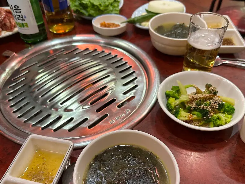 다양한 곁들임 메뉴와 술