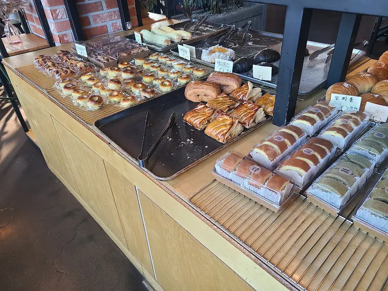 다양한 종류의 빵이 진열된 모습