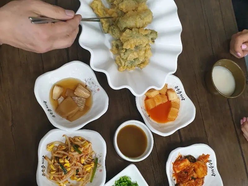 추어튀김과 다양한 반찬들