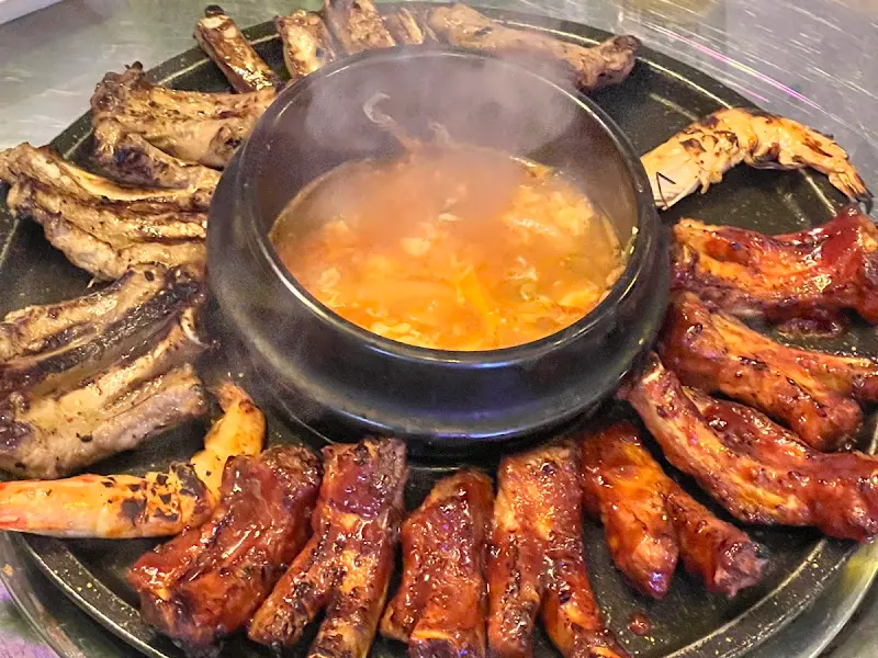 철판 위에 푸짐하게 담긴 등갈비와 김치찌개