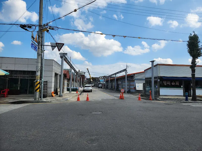 식당 앞 도로 풍경