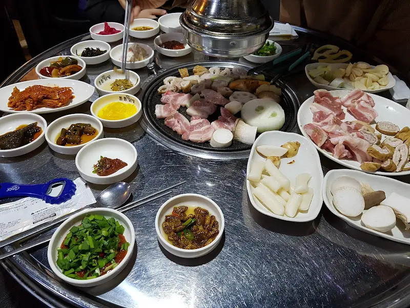 푸짐하게 차려진 테이블