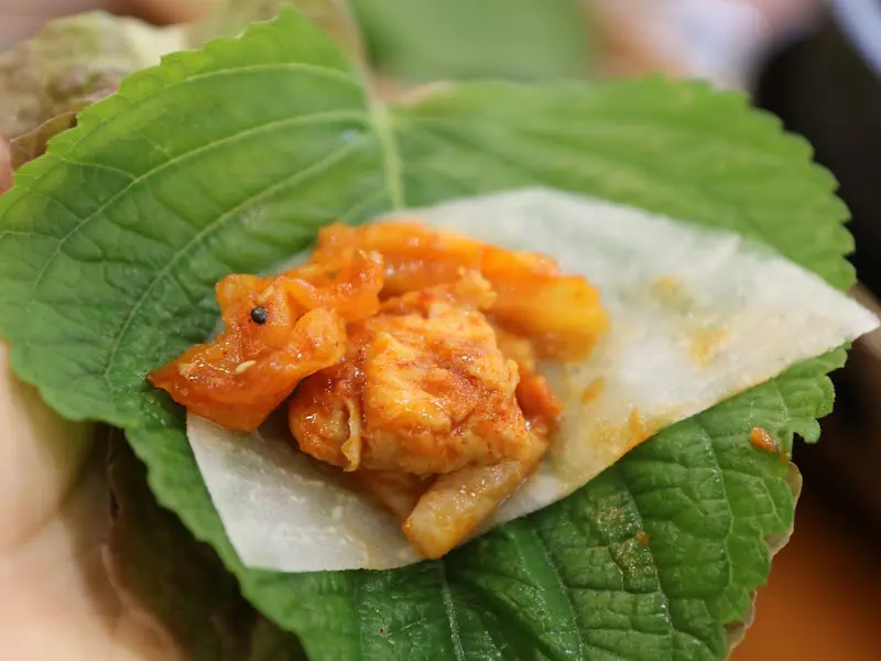 깻잎에 싸 먹는 닭갈비