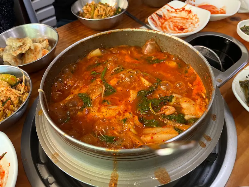 테이블 위에 놓인 갈매운탕 냄비