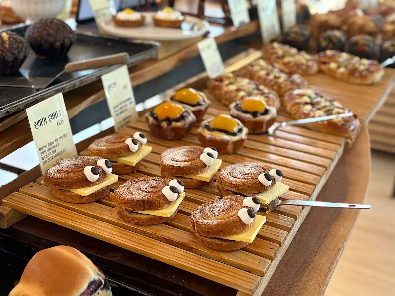 다양하고 맛있는 빵들이 가득한 쇼케이스