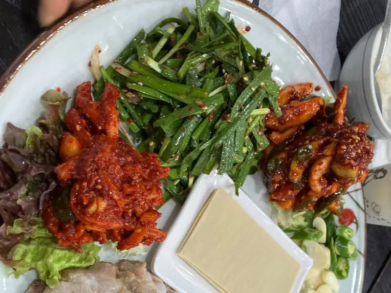 푸짐하게 차려진 두부 보쌈 한 상 차림