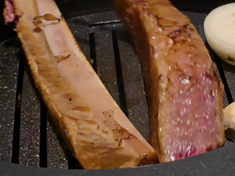 초벌된 우대갈비가 불판 위에 올려져 구워지는 모습