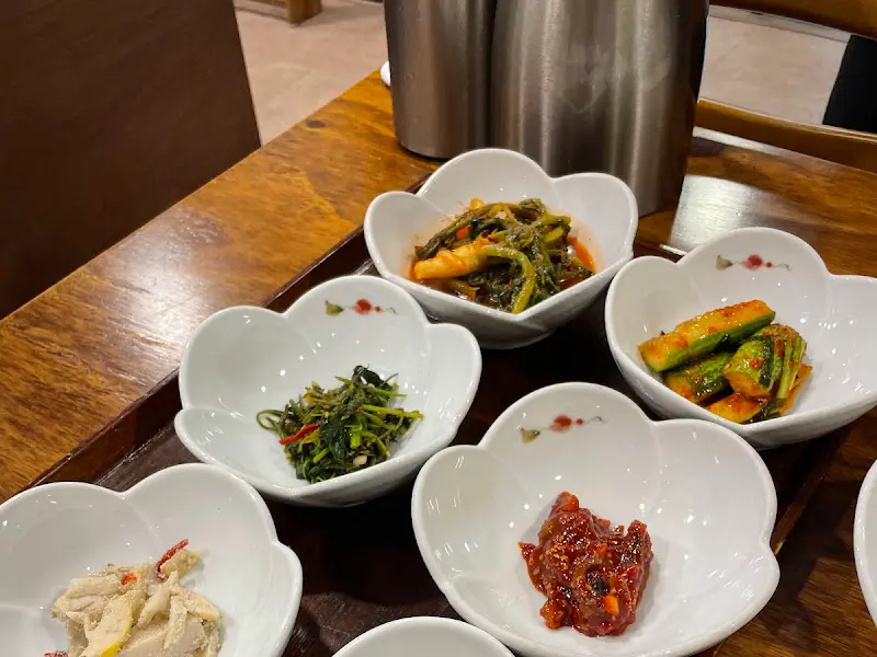 정갈하게 담긴 반찬들