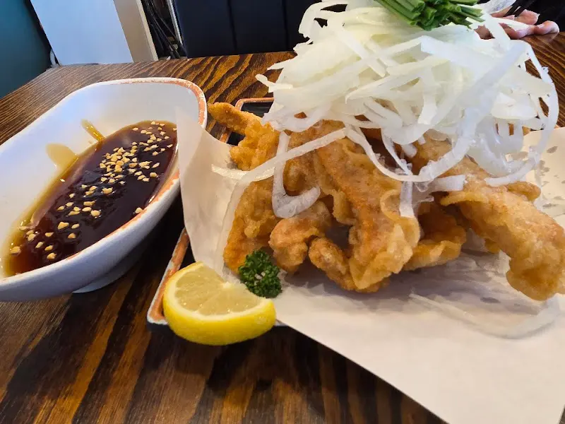 길쭉하게 튀겨진 탕수육 위에 양파채가 듬뿍 올려져 있는 모습