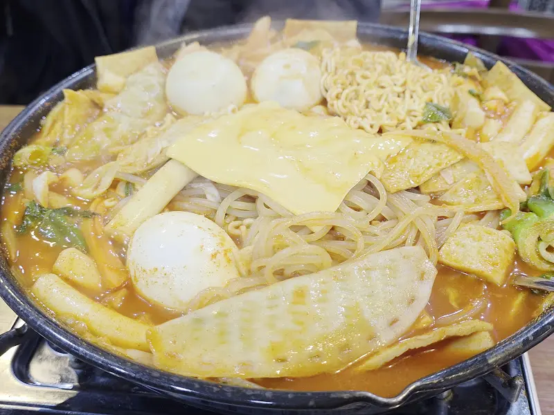 치즈가 올려진 볶음밥