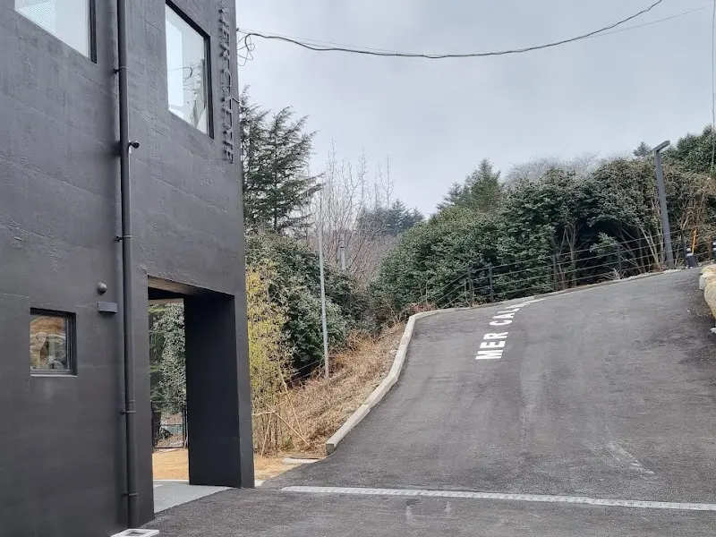 카페 MER CALME의 모던한 외관