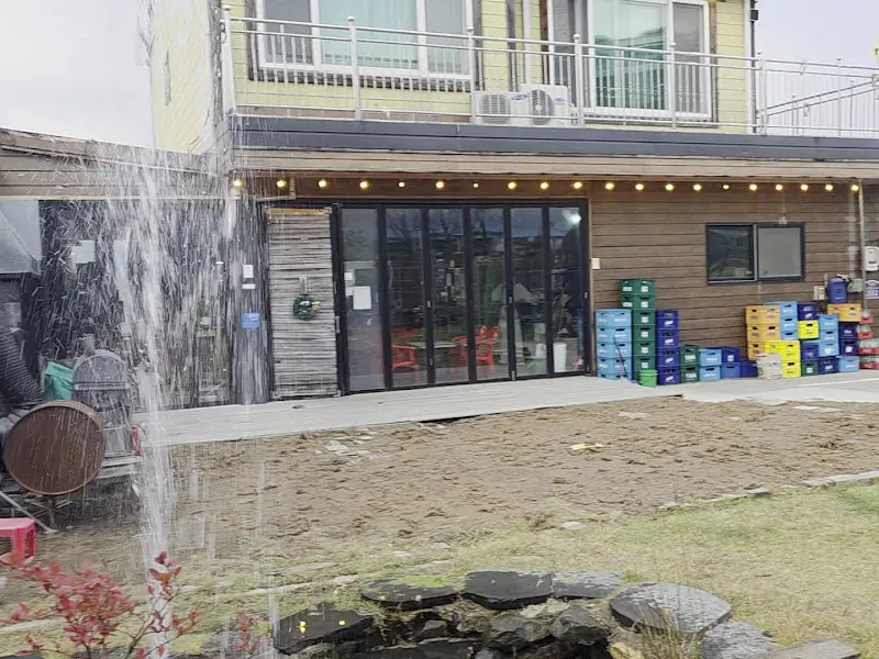 녹슨 드럼통 식당 외부 전경