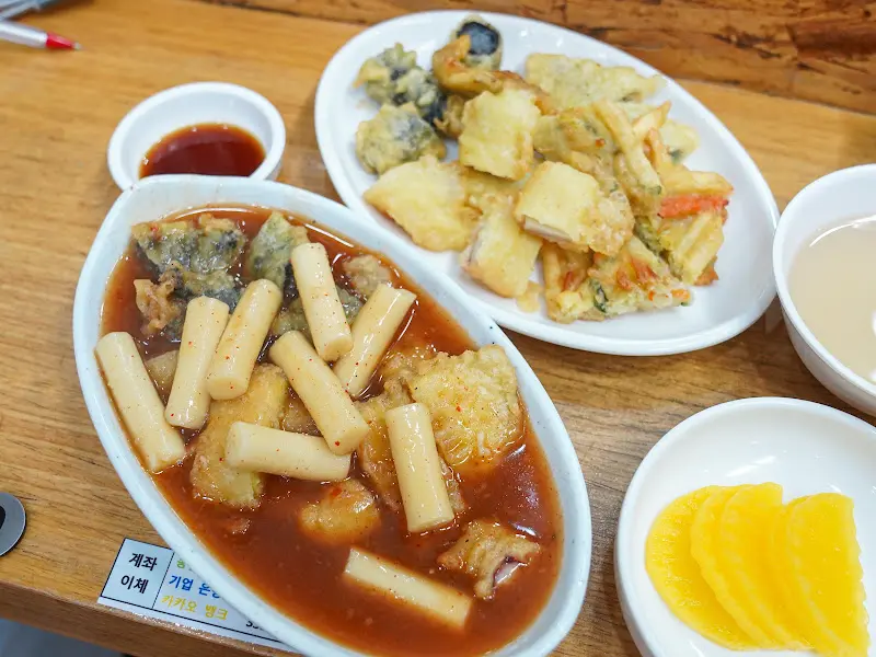 마늘떡볶이와 튀김