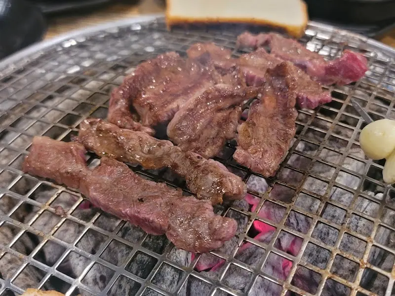 숯불 위에서 맛있게 익어가는 소고기