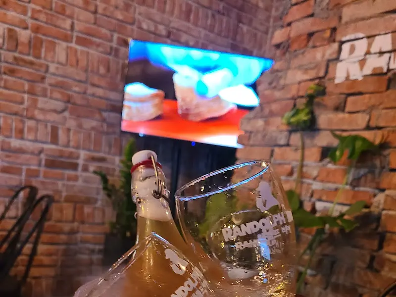 맥주병과 랜돌프비어 로고가 새겨진 컵