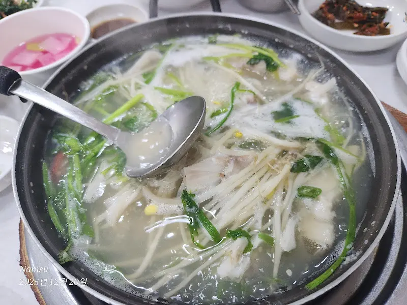 국자로 볼테기탕을 뜨는 모습