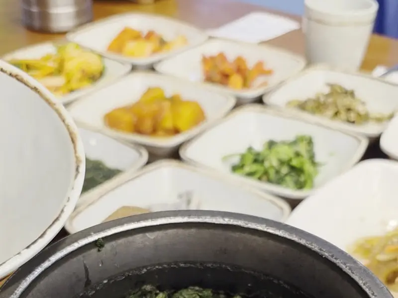 다양한 종류의 밑반찬들