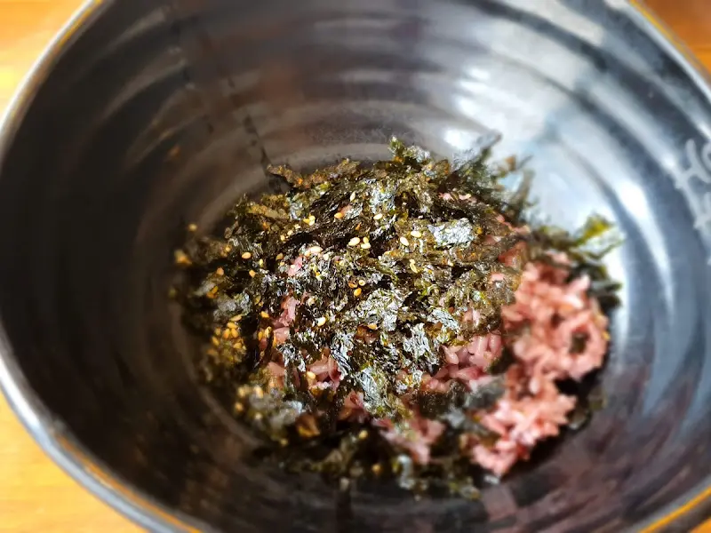 김가루가 뿌려진 낚지 비빔밥