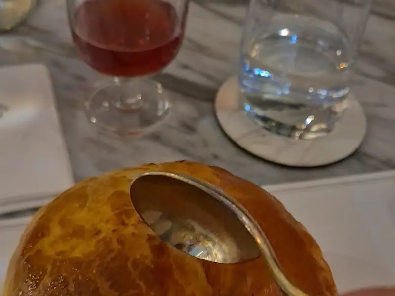 빵을 감싼 페이스트리