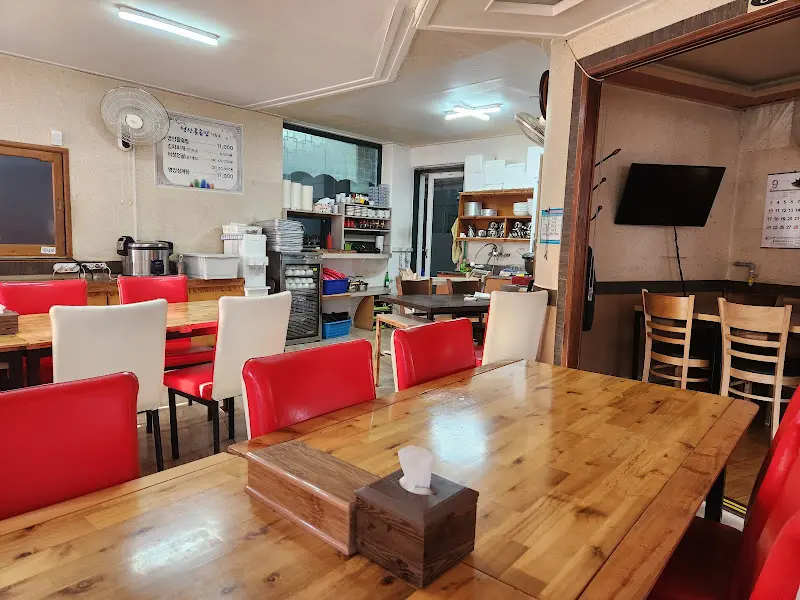 식당 내부 테이블 모습