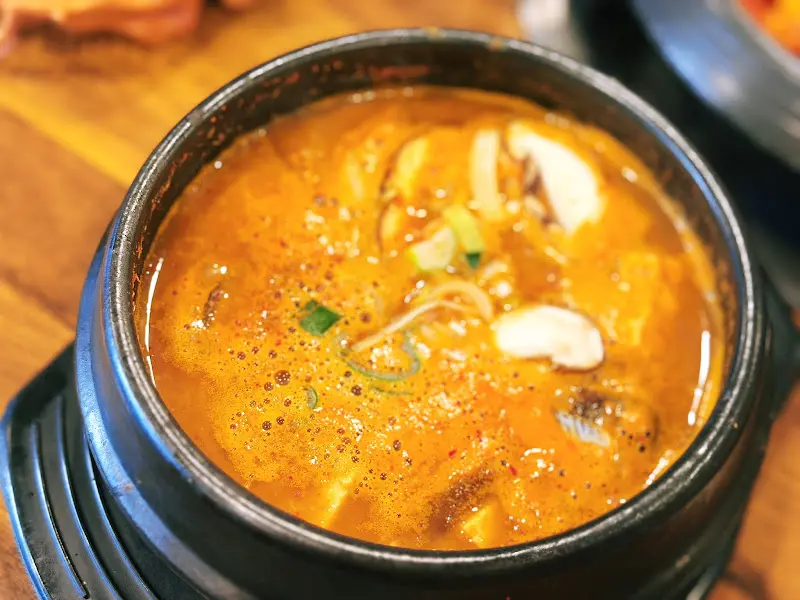 뚝배기에 담겨 보글보글 끓고 있는 청국장