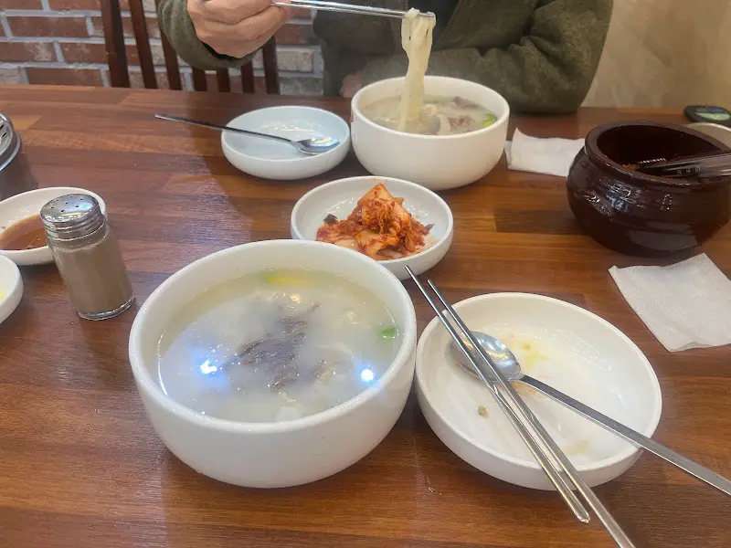 깔끔하게 비워진 칼국수 그릇