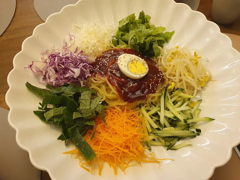 꽃처럼 아름다운 비빔쫄면의 클로즈업 샷