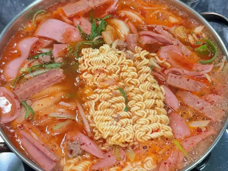 푸짐한 햄과 라면 사리가 들어간 부대찌개