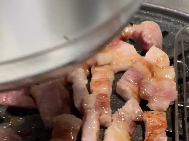 숯불에 구워지는 삼겹살