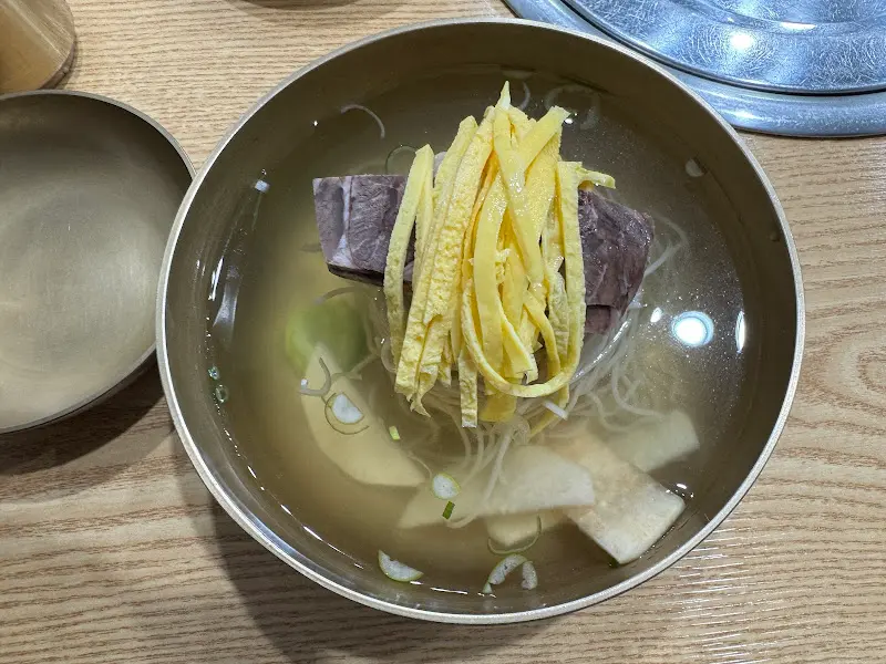 놋 그릇에 담겨 나온 평양냉면