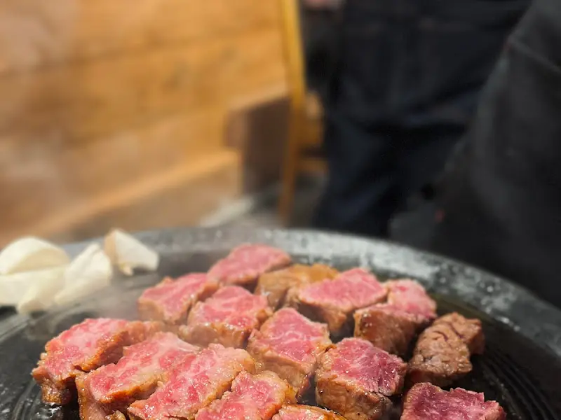 불판 위에서 익어가는 꽃갈비