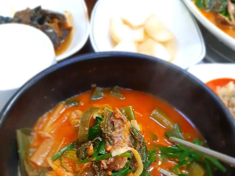 염소탕과 밑반찬 클로즈업