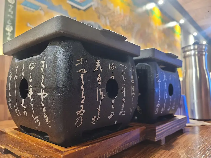 테이블 위에 놓인 미니 화로