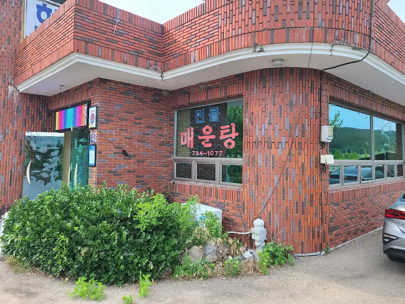 붉은 벽돌로 지어진 식당 외관