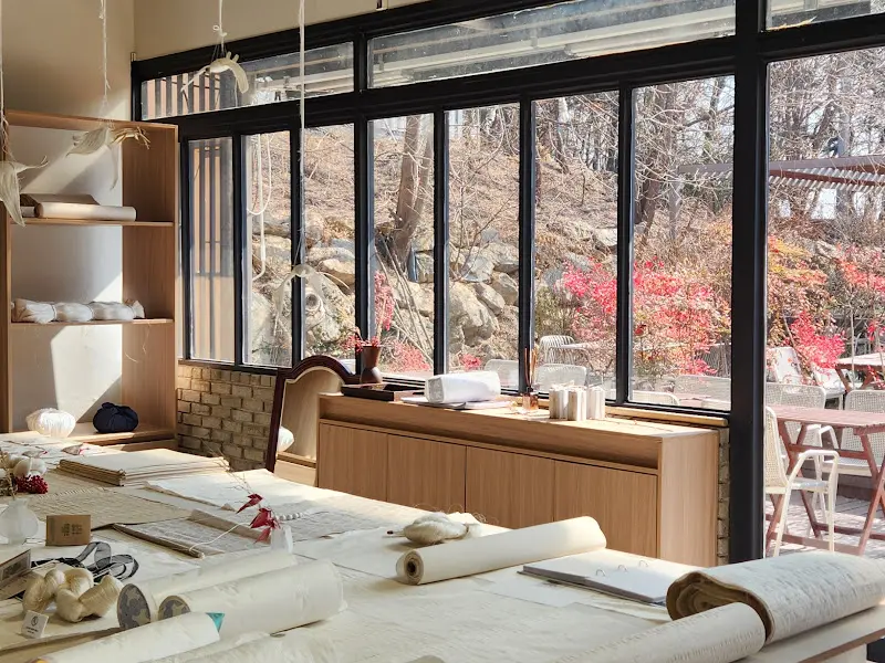 따뜻한 햇살이 들어오는 카페 내부