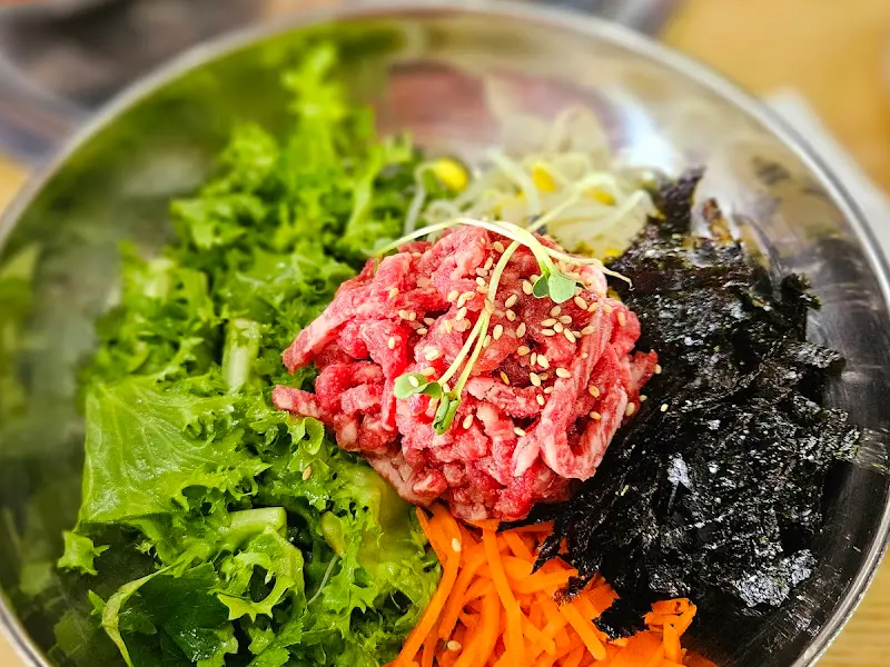 푸짐한 육회비빔밥