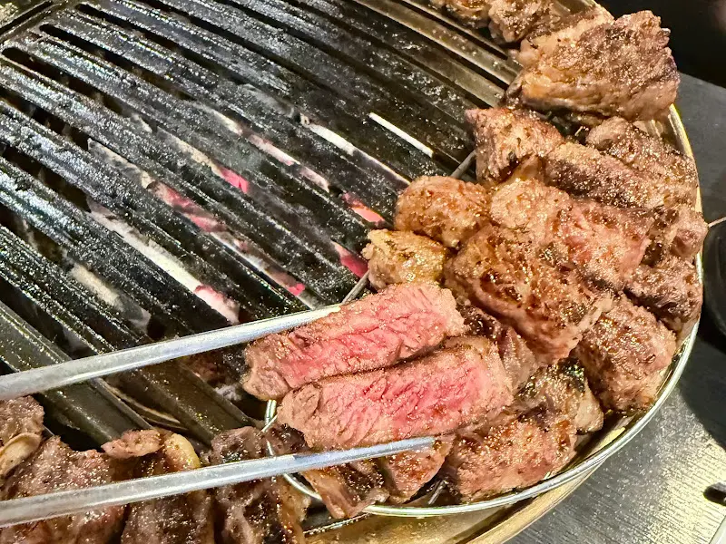 잘 구워진 우대갈비 조각들