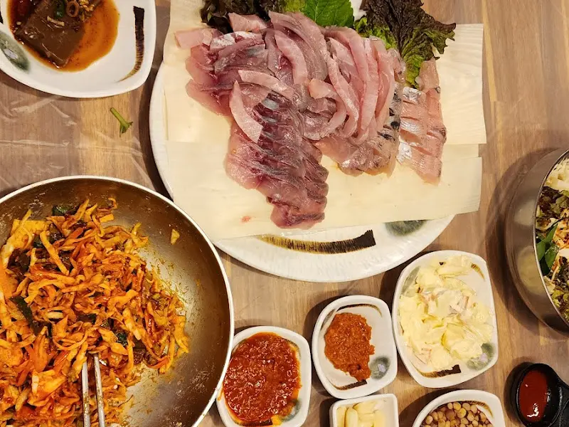 윤기가 흐르는 송어회